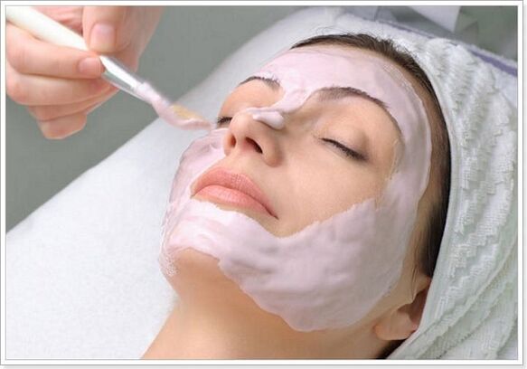 Enzymatic peeling treatment that favors epidermal renewal