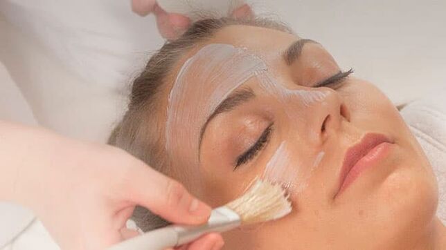 Application of a rejuvenating facial mask