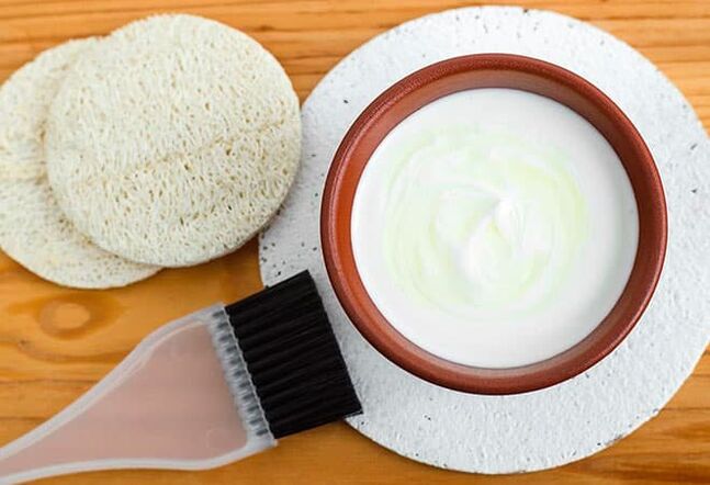 Wrinkle smoothing sour cream and yeast mask