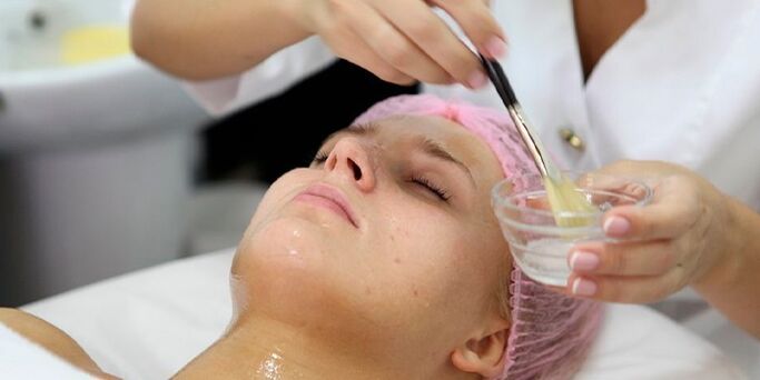 A woman undergoes a peeling procedure.