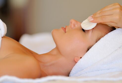 Hot and cold compresses with cotton to rejuvenate the skin of the eyes. 